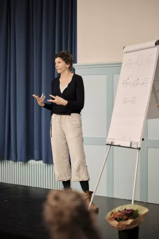 Angela auf der Bühne im Volkshaus