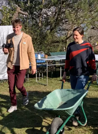 Annalena T. beim Gärtnern im WG-Garten in Zürich-Wollsihofen