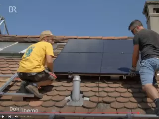Pascal auf dem Dach am Solaranlagen montieren