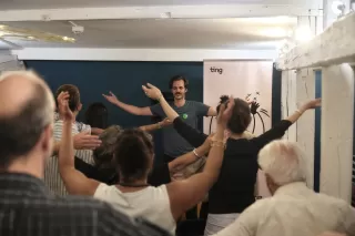 Marc Walter mach eine Qi-Gong Übung mit Gästen