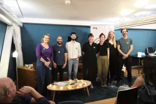 Alle Erzählenden und die Moderatorin in einer Reihe