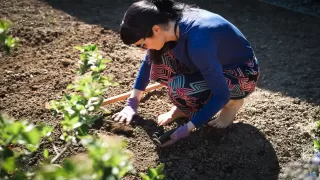 Rebecca Ting Mitglied in ihrem Garten