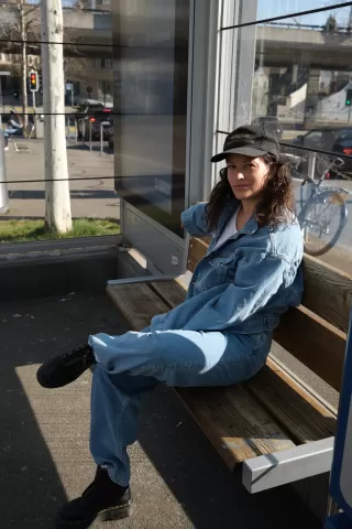 Anina M. auf der Bank