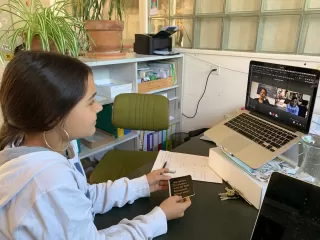 Shanti im Call mit Ondine um den Blog zu besprechen