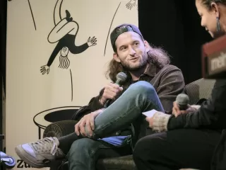 Sandro I. im Interview mit Ondine Riesen am Ting Geschichtenabend im Neubad in Luzern