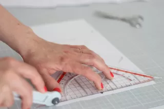 Evelyn schneidet Schnittmuster