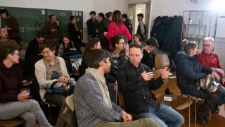 Menschen sprechen miteinander, am Ting Geschichten Abend in Bern