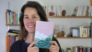 Veronique hält ihr eigenes Buch in der Hand