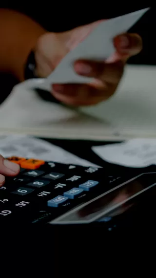 Rechner als Symbol für die Gemeinkosten von Ting