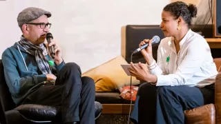 Manuel und Ondine im Gespräch an den Ting Geschichten