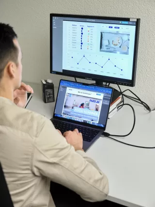 Mike beim programmieren in seinem Büro